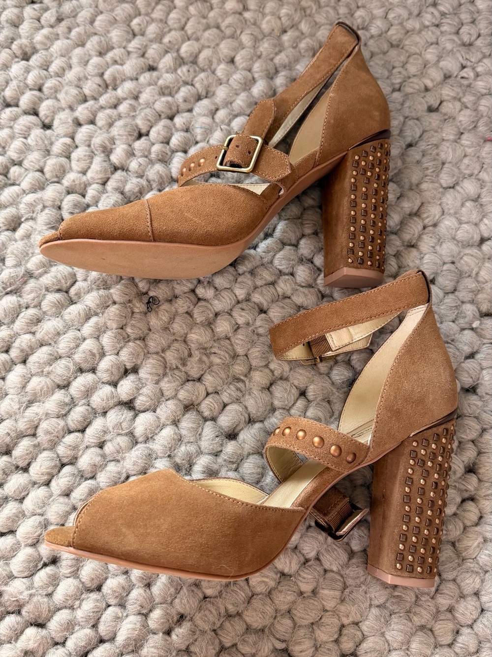 NWOT Joyfolie Nutmeg Suede Studded Block Heel Sandals - Picture 4 of 10